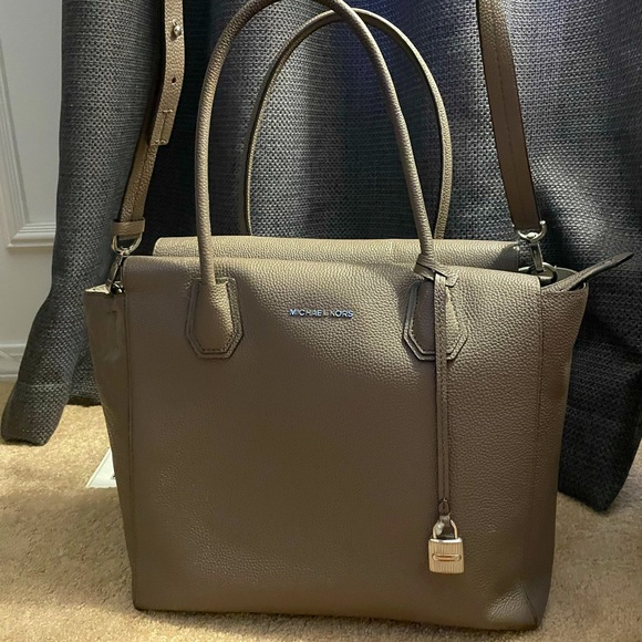 Authentic Michael Kors Tote - Picture 1 of 6